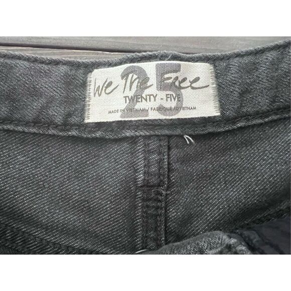 Free People We The Free Romeo Rolled Cut Off Short in Black Mambo Size 25 - Picture 7 of 13